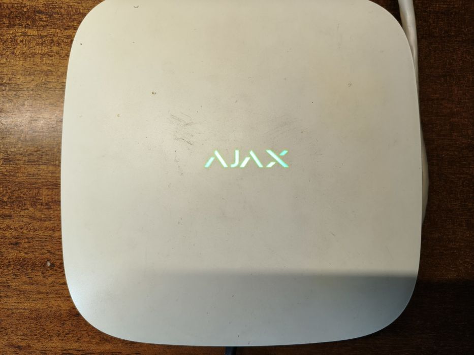 Два Ajax Hub - чорний та білий