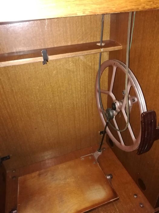 Продам швейну машинку Чайка 115-1 ножну робочу 1971 р вип з тумбою