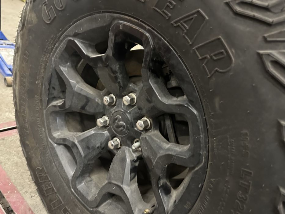 Диски с шинами 35” Dodje RAM TRX 2022 325/65R18