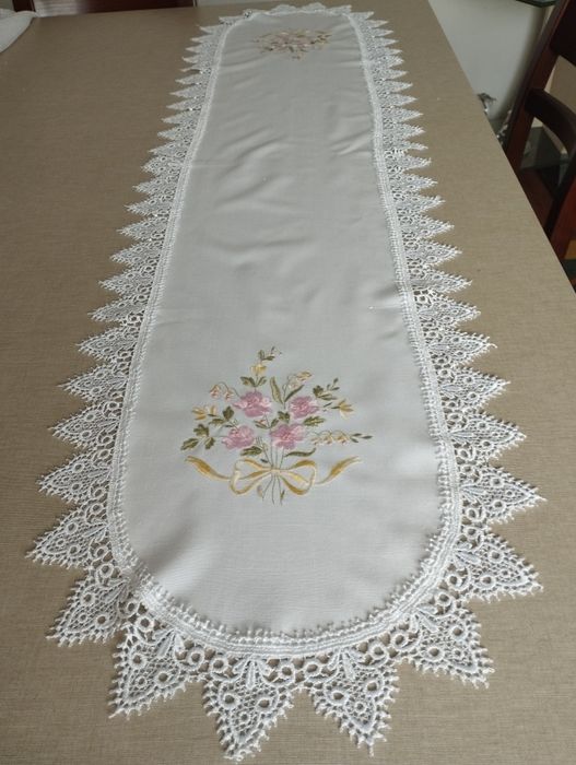 Naprons com 1,30 de comprimento,muito bonito com renda á volta.Tem nas extremidades detalhes com flores