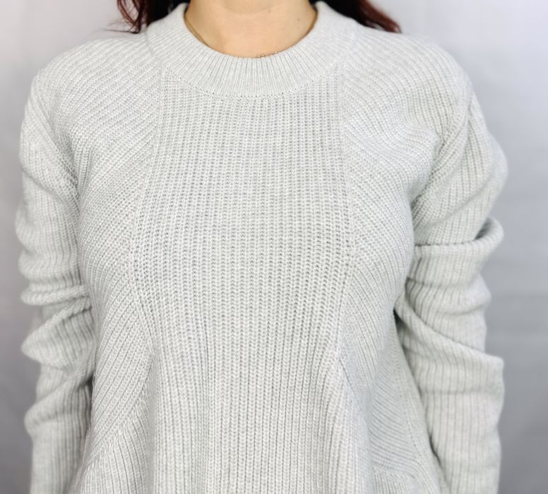 Jasnoszary sweter z falującym dołem M 38