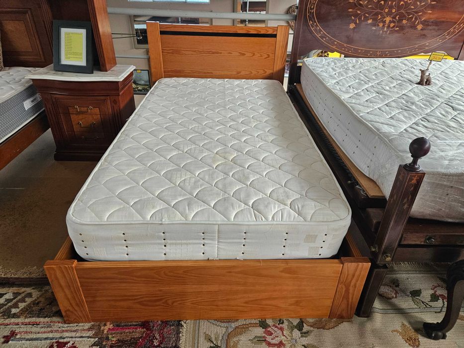 Cama de solteiro com arrumação, estrado e colchão -