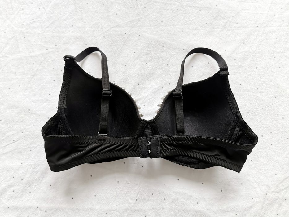 Biustonosz z kolcami metalhead