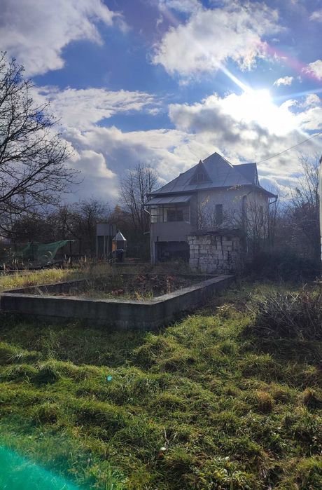 Продається добротна дача на околиці міста (ліс, джерело, чисте повітря