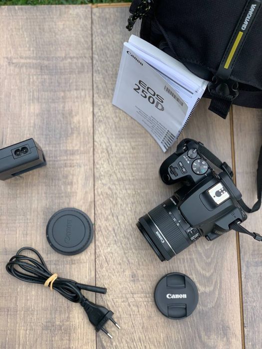 Canon 250D з поворотним екраном
