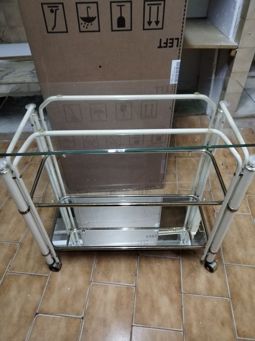 Móvel com prateleiras e espelho