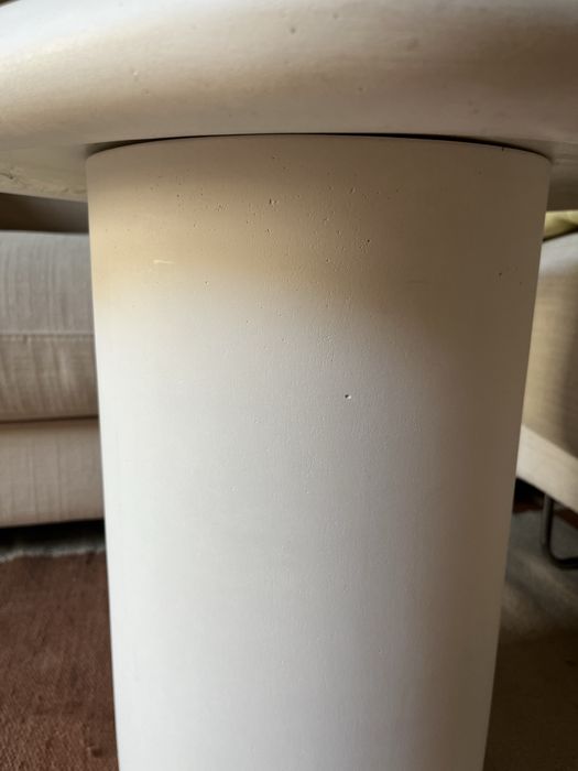 Mesa de apoio exterior ou interior Macarella de cimento branco 48 x 47 cm forma orgânica curva Kave Home