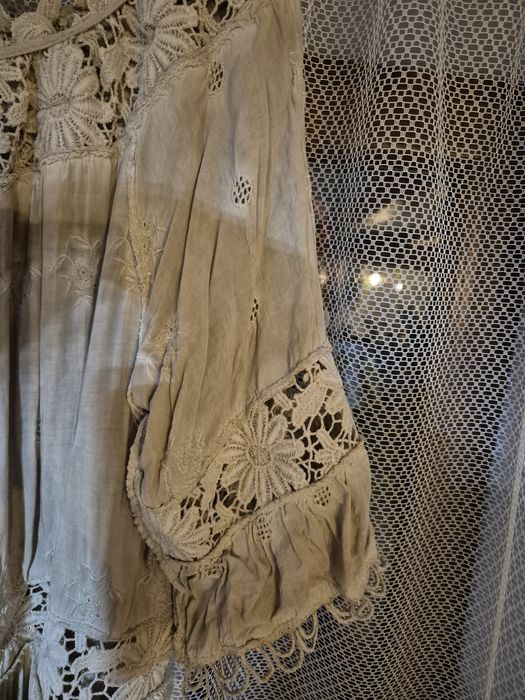 Sukienka zdobiona w kwiaty r46