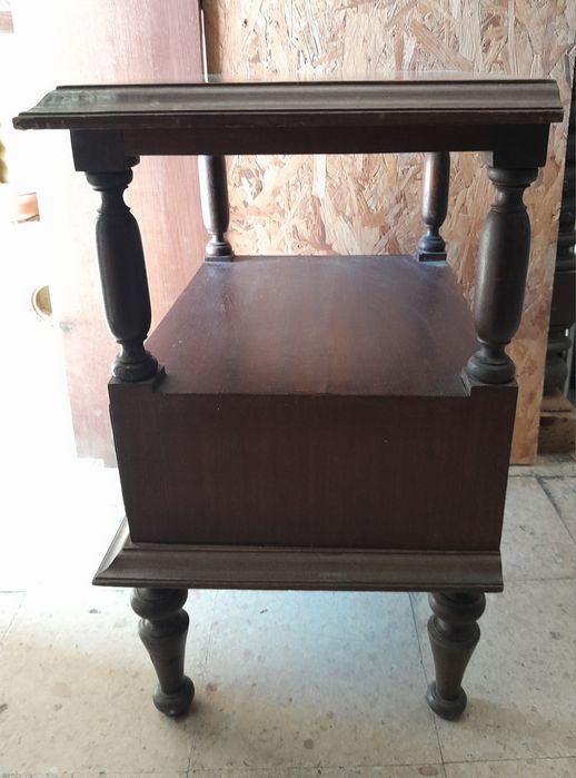 Mesinha de cabeceira para restaurar