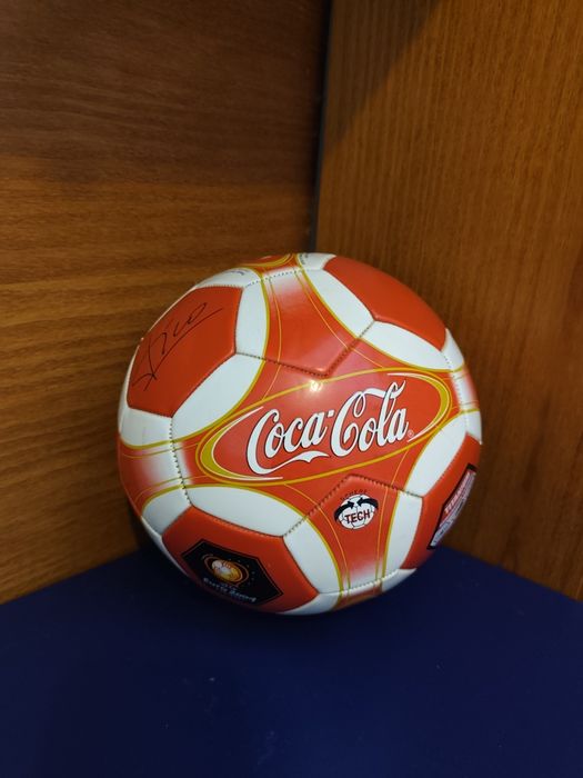 Bola coca cola comemorativa do euro 2004 assinatura Luís Figo