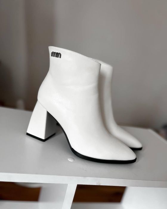 Білі жіночі сапоги