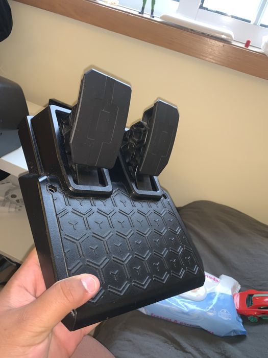 Volante + Pedais THRUSTMASTER T128 (PS5/PS4/PC - Preto) novo usado 1 estou a vender porque não tenho mais Pc