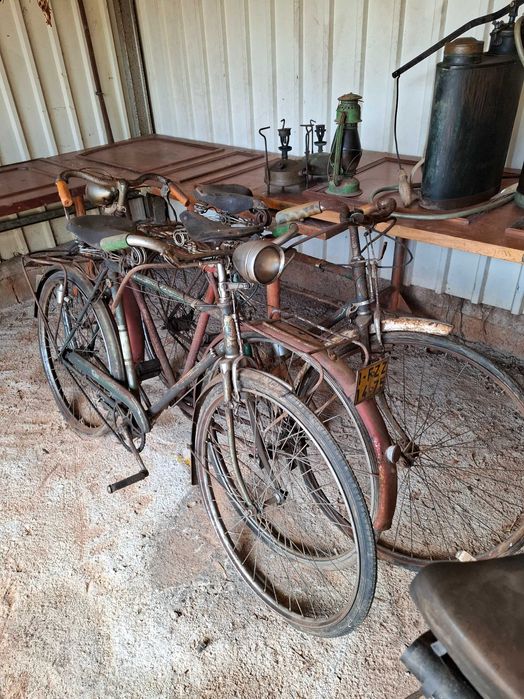 Bicicletas antigas e outras antiguidades