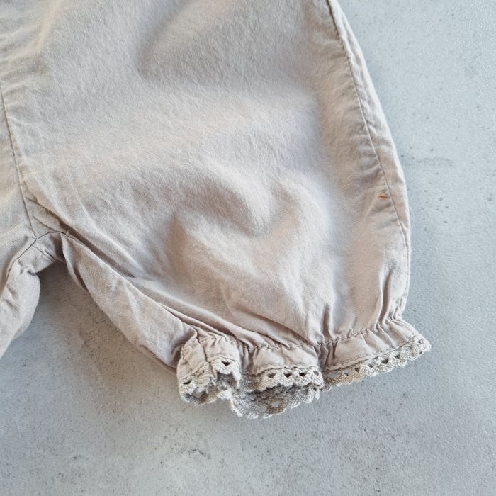 Spodenki z falbanką bloomersy Newbie KappAhl beżowe