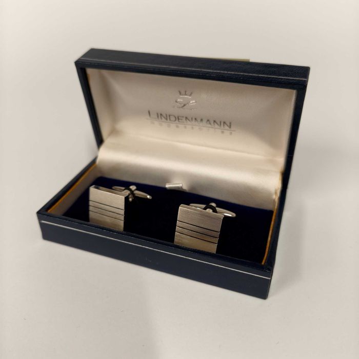 Spinka do mankietów KWADRATOWE z czarnymi paskami