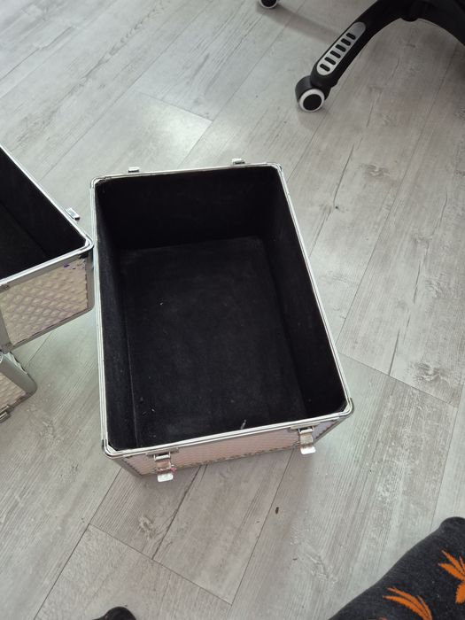 Sprzedam walizke kosmetyczną