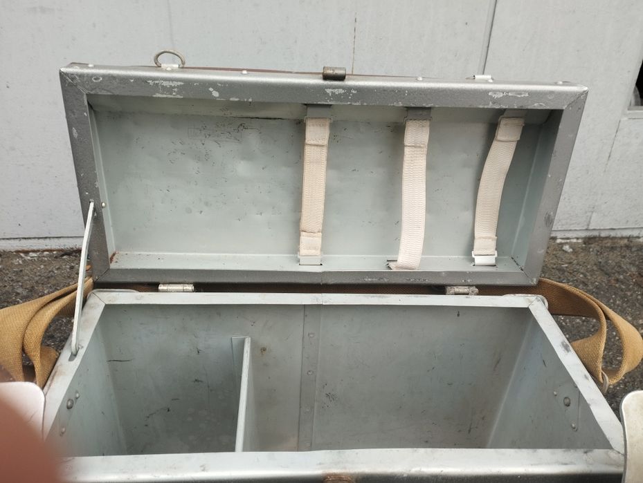 Ящик рыболовный с лыжами.