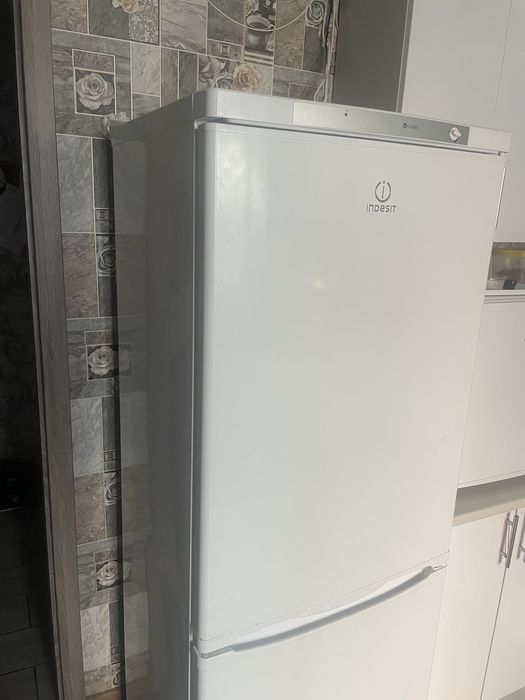Холодильник б/в Indesit