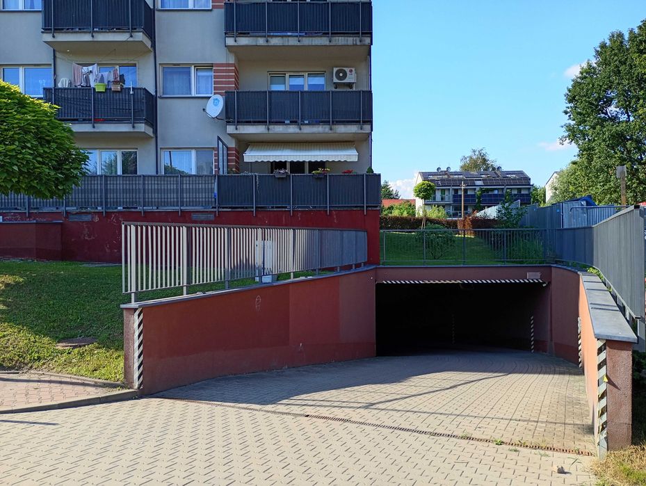 Miejsce postojowe w garażu ul. Obozowa 118 - Więcej