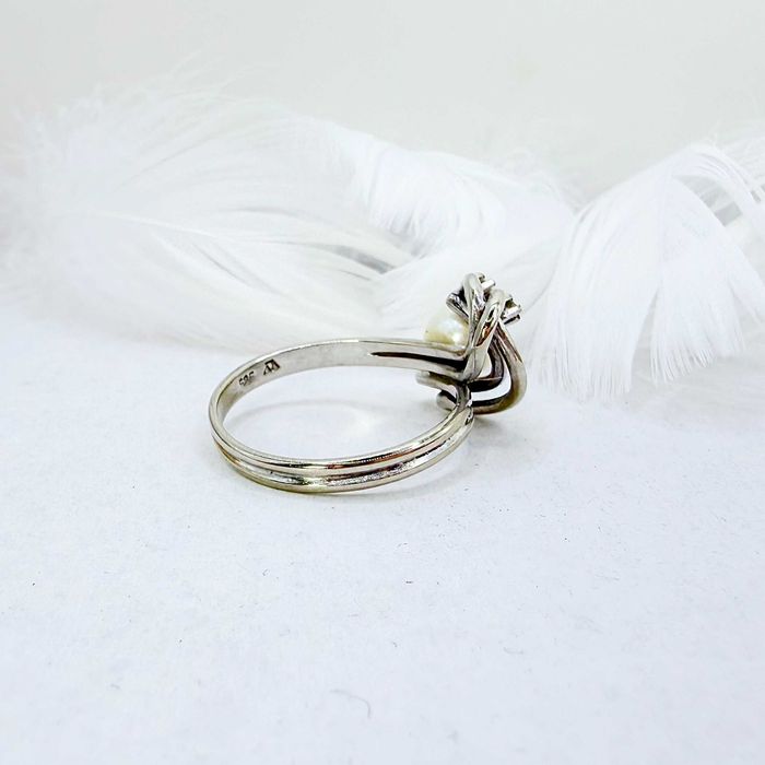 Złoty pierścionek z diamentami i perłą Próba 585 (47K) Rozmiar: 21