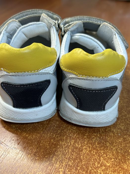 Шкіряні дитячі кросівки/ 22 розмір, стан чудовий