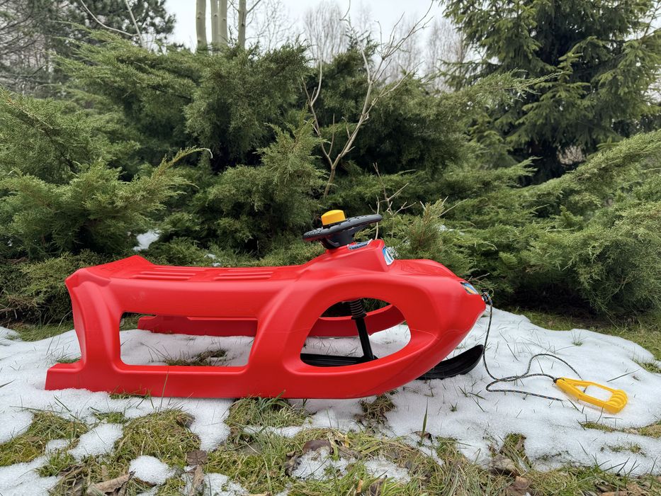 Sanki plastikowe z kierownicą i klaksonem