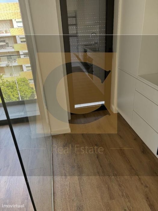 Apartamento Novo com Varanda e Garagem junto ao Hospital de São João –