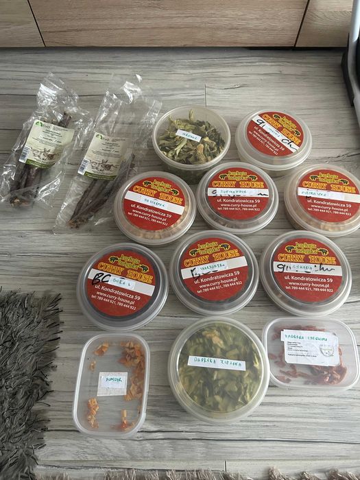 Zestaw warzyw, smakołyków, gałązek dla gryzoni i królików