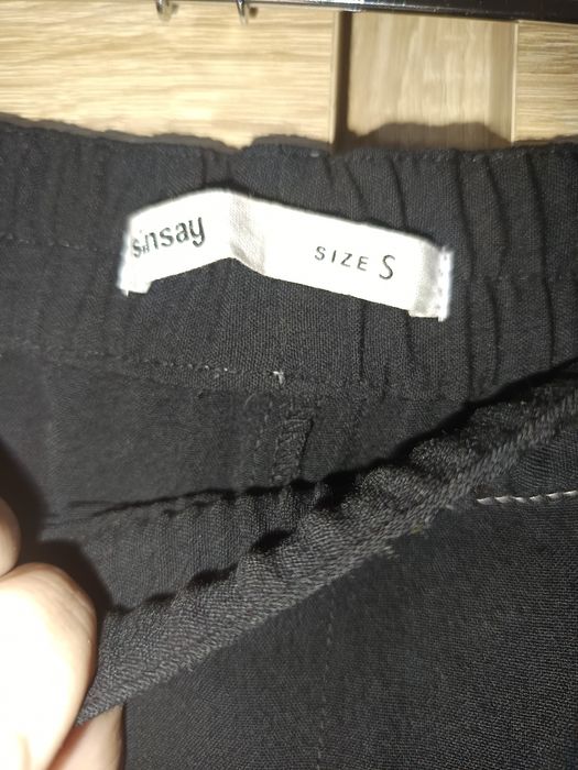 Czarne proste spodnie materiałowe Sinsay S