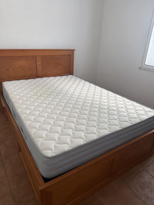 Cama e colchao como novos