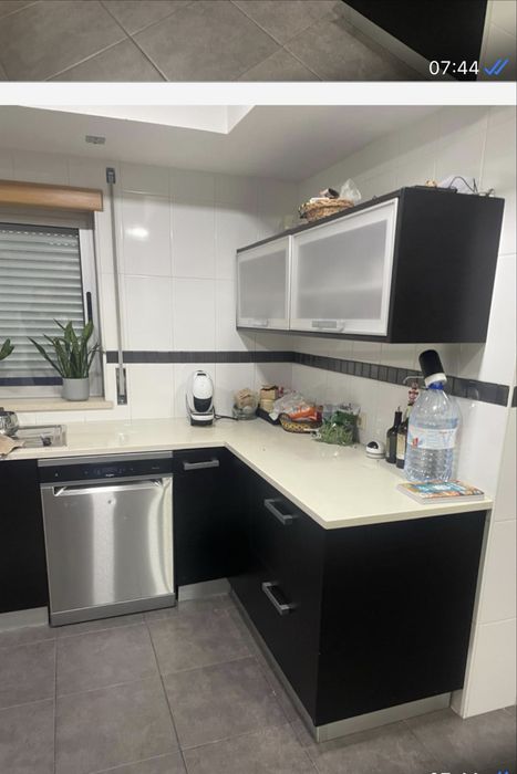 Cozinha completa com quatro móveis