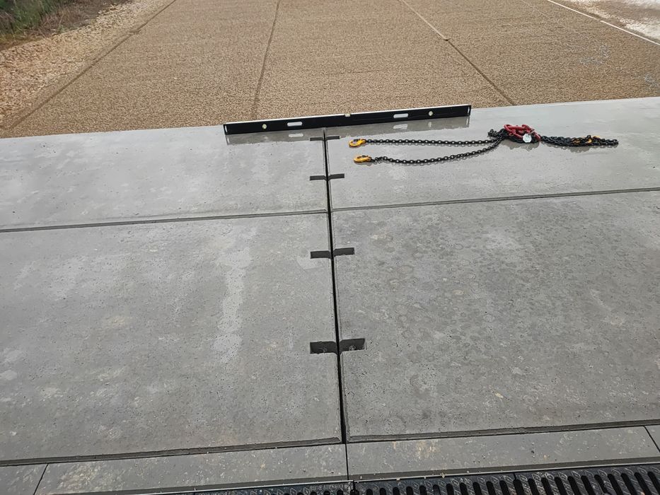 Układanie płyt drogowych kostki