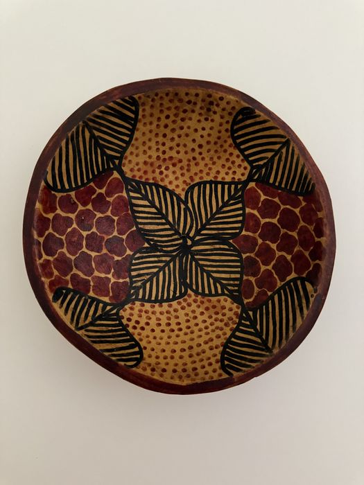 Taça talhada e pintada à mão