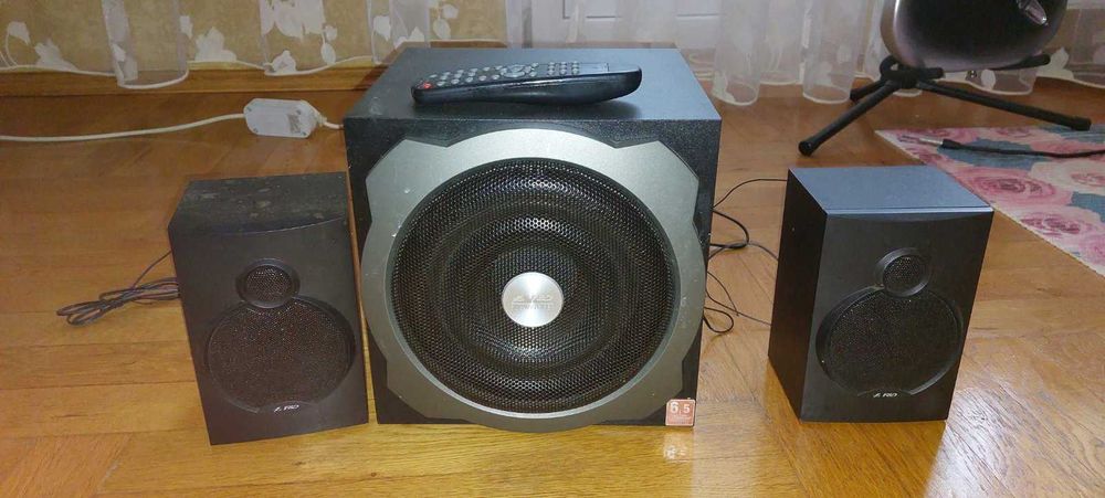 Потужна акустика F&D 2.1 із великим сабвуфером