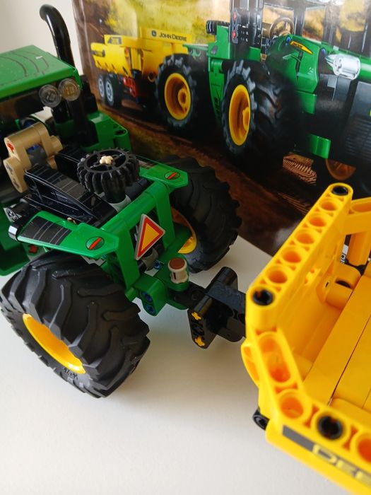 LEGO Technic 42136 - Traktor John Deere 9620R 4WD