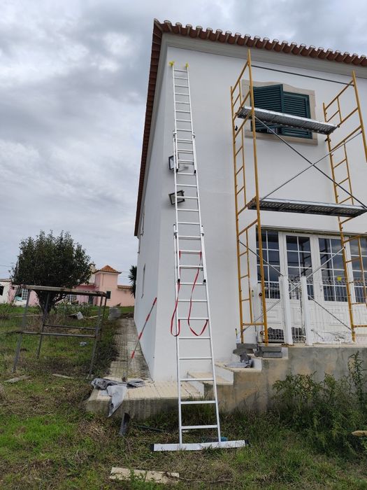 ALUGO ESCADA 9 METROS . Escada pode ser usada como escadote também.