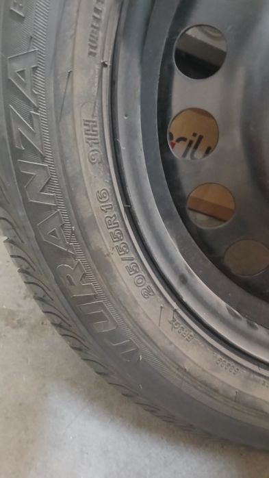 Roda suplente de um opel Astra