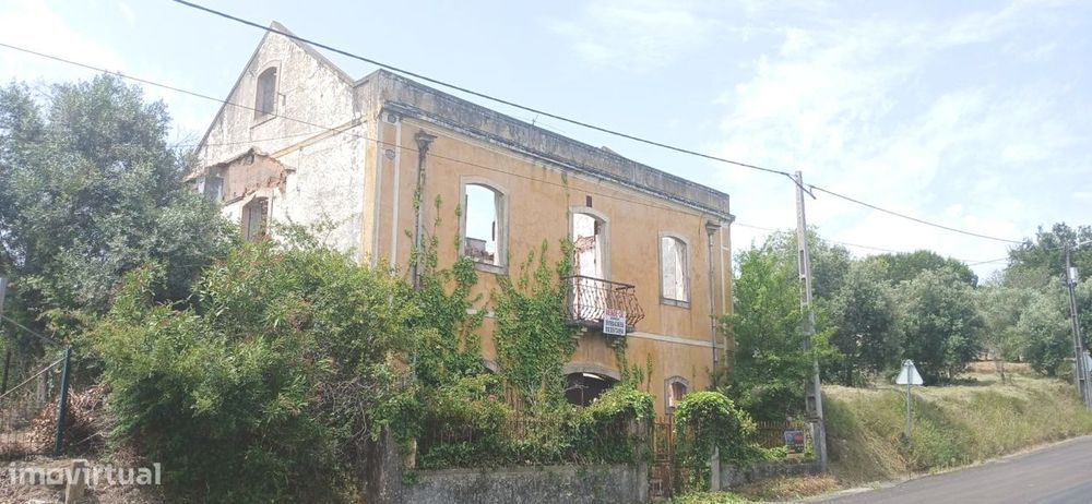 Casa de habitação T7 em Pedra por recuperar com terreno de 2040m2