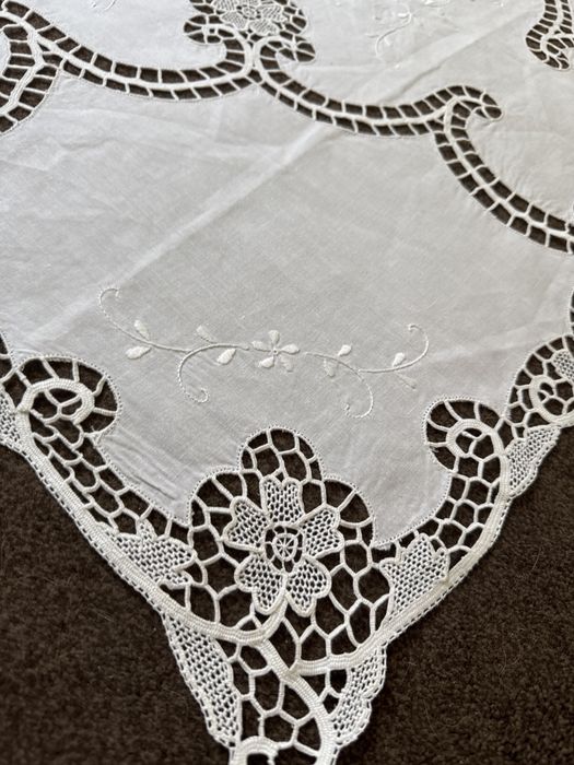 Obrus  kołkowy ręcznie wyszywany rękodzieło do kolekcji