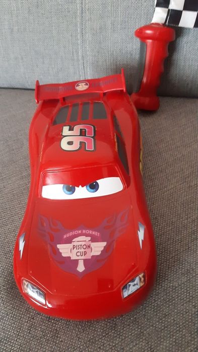 Sprzedam samochodzik Zygzak McQueen z flagą