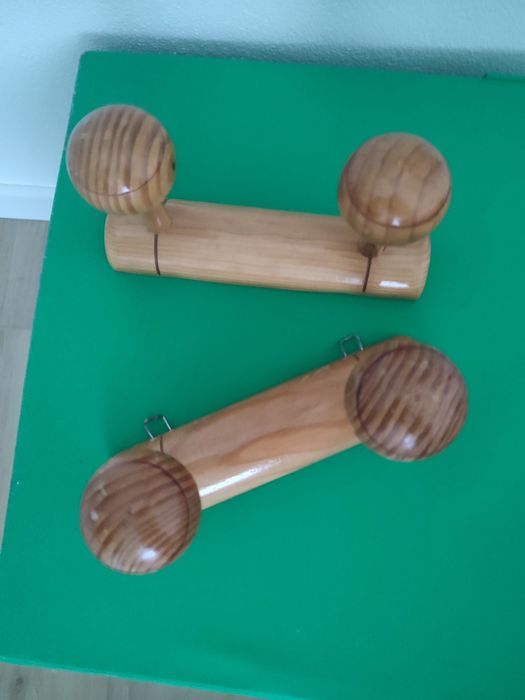 Dois cabides em madeira