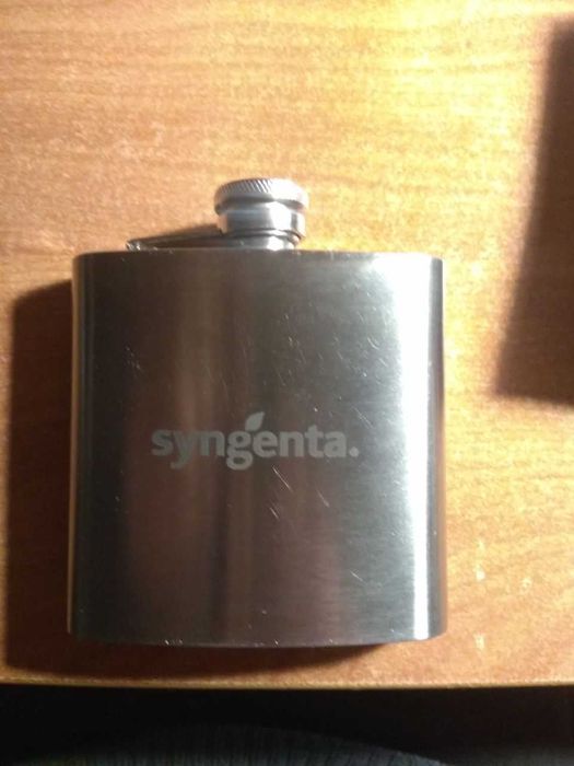 Фляжка Syngenta з шкіряною підсумкою для неї з кріпленням на ремінь