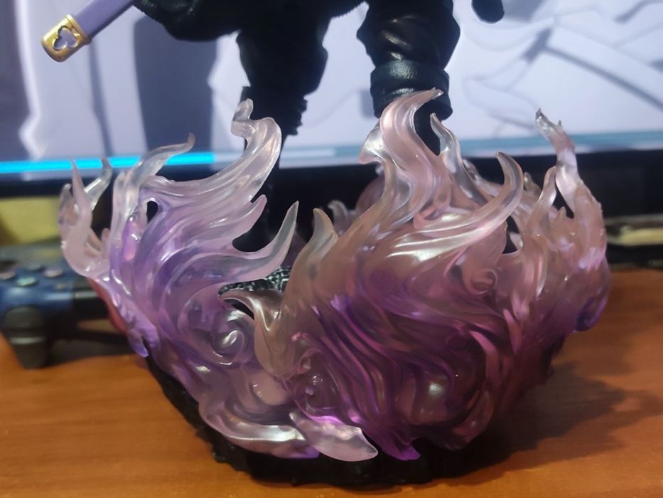 Колекційна фігурка Roronoa Zoro One Piece — велика і важка,