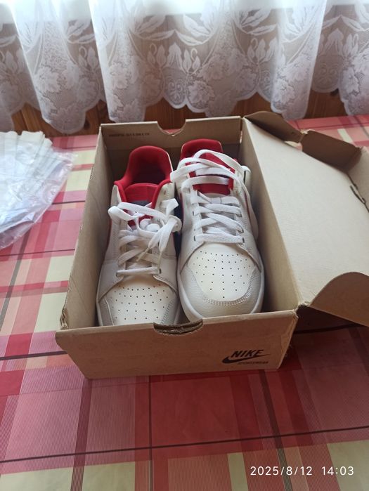 Кросівки NIKE нові привезені з Італії.