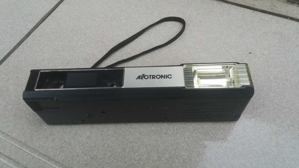 1990 r. Alfotronic - kieszonkowy aparat z fleszem