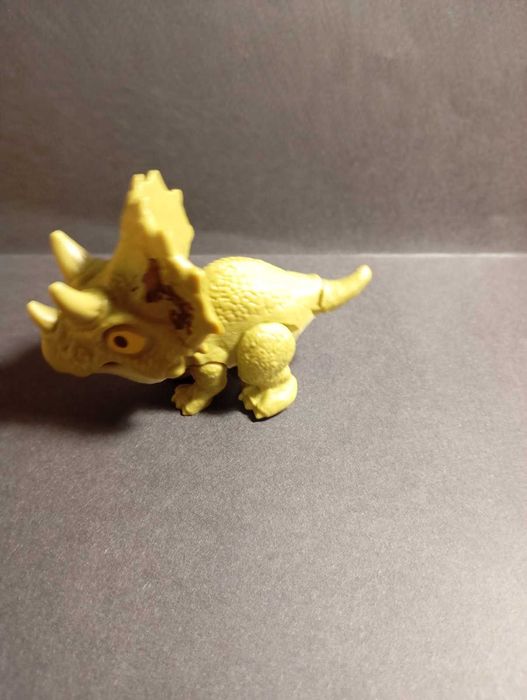 іграшка динозаврин