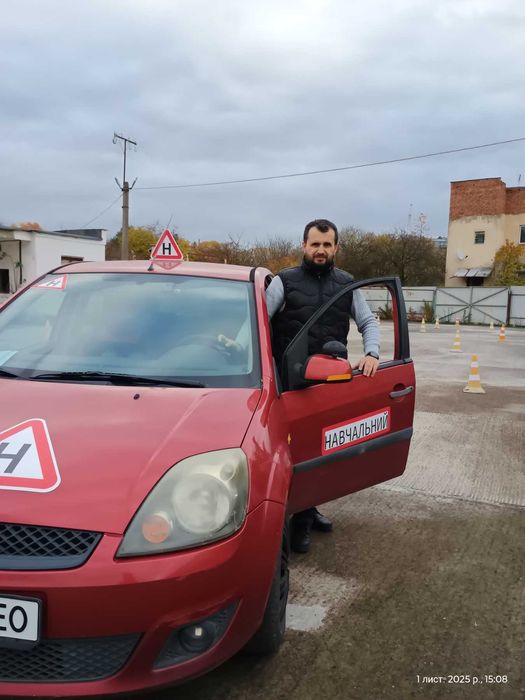 інструктор з водіння