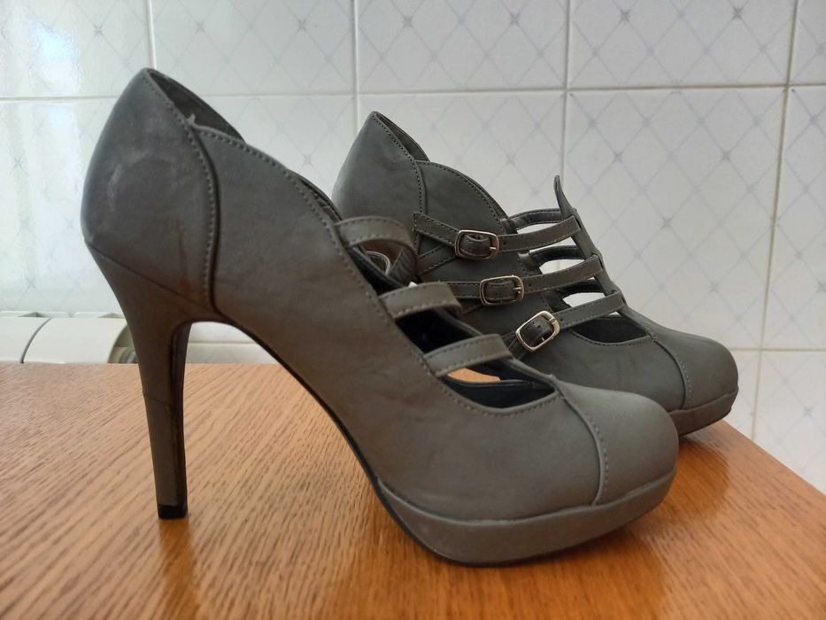 Botins de salto alto cinzentos