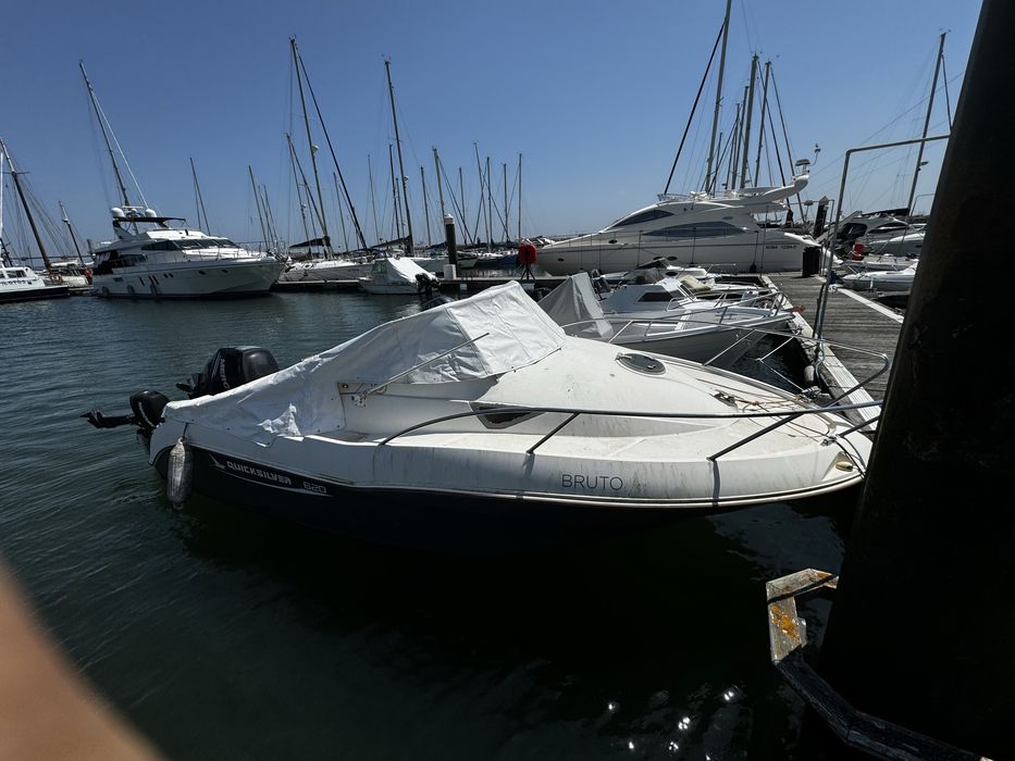 Quiksilver 620 Cruiser, motor Mercury 150hp e motor auxiliar