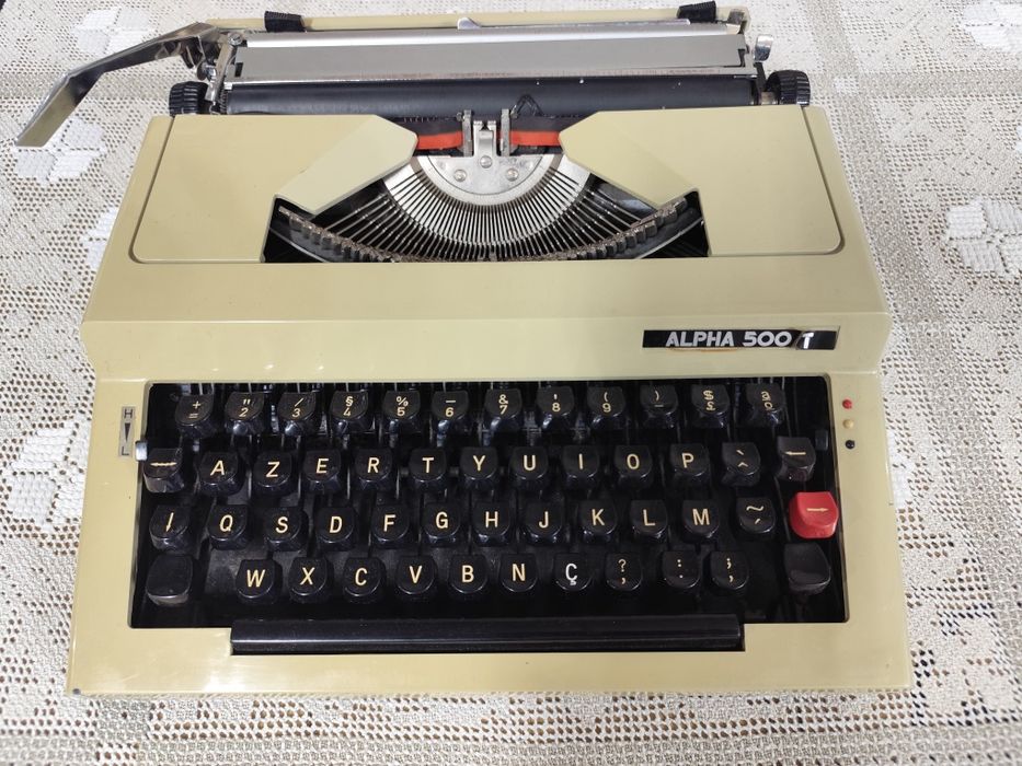Máquina de escrever ALPHA 500T